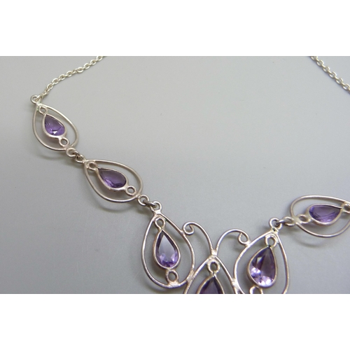 7144 - A silver and amethyst necklace