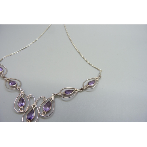 7144 - A silver and amethyst necklace