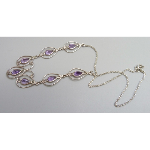 7144 - A silver and amethyst necklace