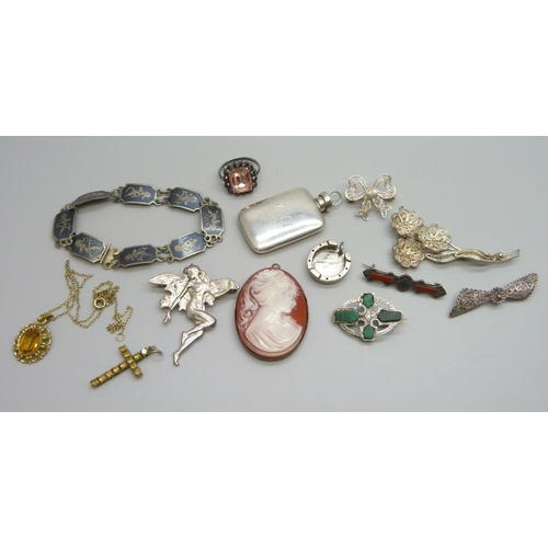 7146 - A collection of vintage jewellery including a silver bracelet, silver brooches, etc.