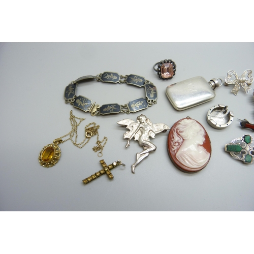 7146 - A collection of vintage jewellery including a silver bracelet, silver brooches, etc.