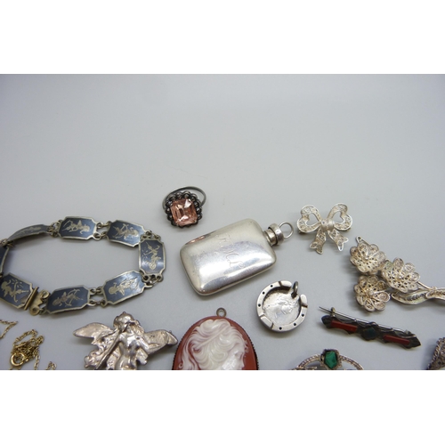 7146 - A collection of vintage jewellery including a silver bracelet, silver brooches, etc.