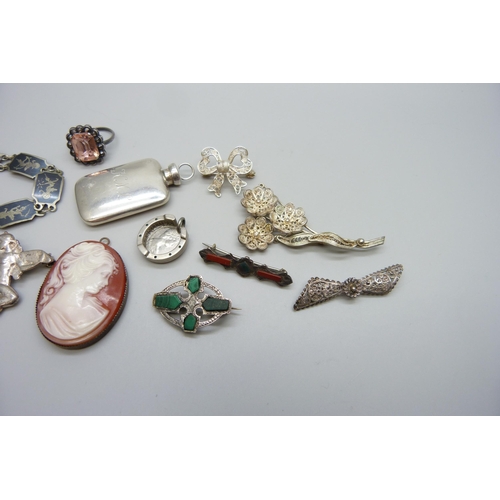 7146 - A collection of vintage jewellery including a silver bracelet, silver brooches, etc.