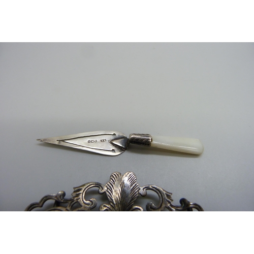 7159 - A silver buckle and a silver bookmark