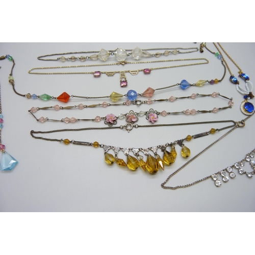 7199 - Eight vintage necklaces