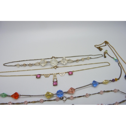 7199 - Eight vintage necklaces