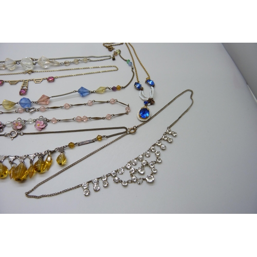 7199 - Eight vintage necklaces