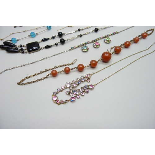 7206 - Six vintage necklaces