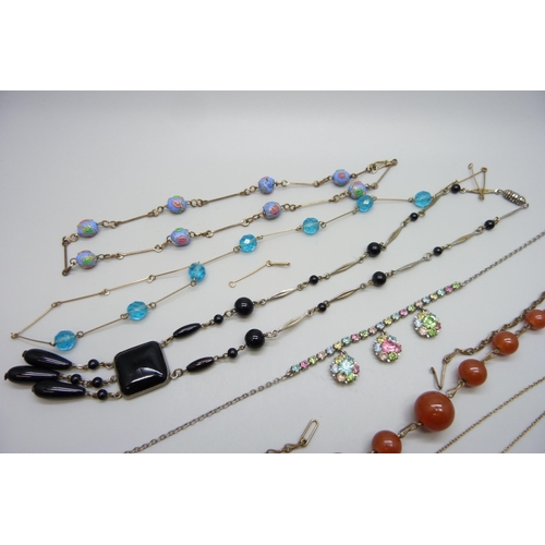 7206 - Six vintage necklaces