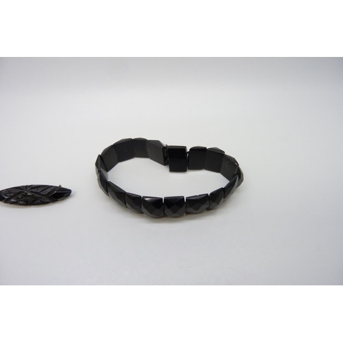 7207 - A jet bracelet and brooch, brooch chipped