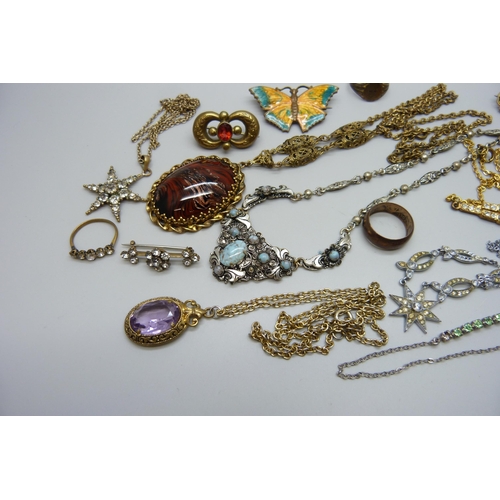 7212 - A collection of vintage jewellery