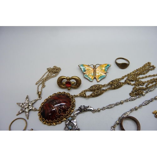 7212 - A collection of vintage jewellery