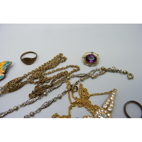 7212 - A collection of vintage jewellery