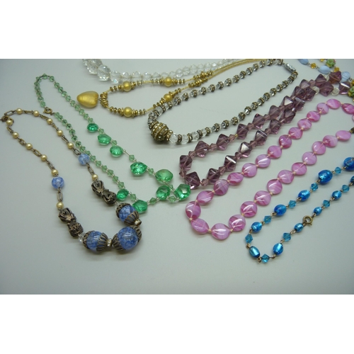 7214 - Ten vintage necklets