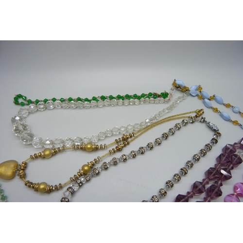 7214 - Ten vintage necklets