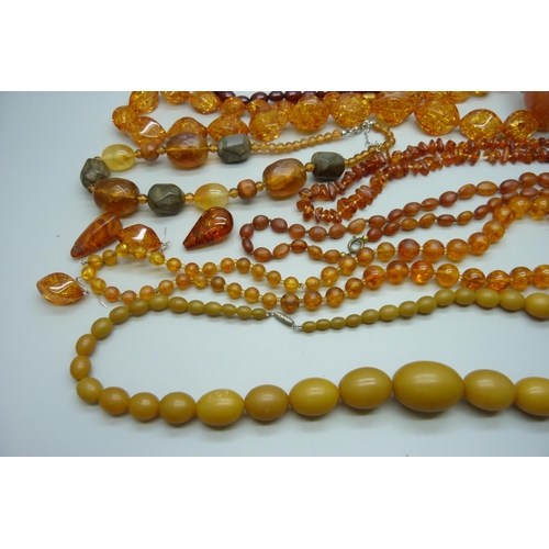 7215 - A collection of amber and amber coloured jewellery