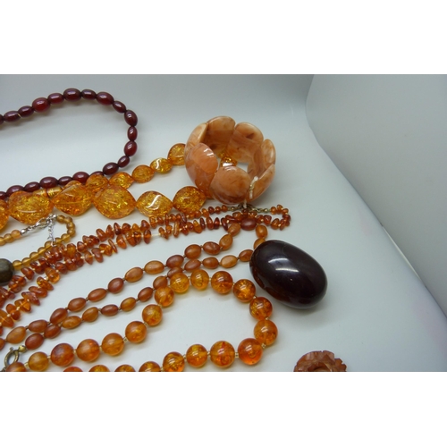 7215 - A collection of amber and amber coloured jewellery