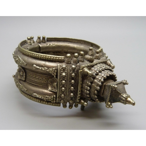 7219 - An Eastern white metal bangle