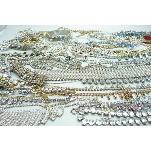 7245 - A collection of paste jewellery