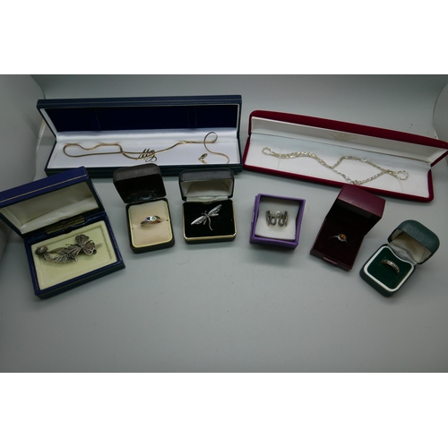 7247 - A collection of silver jewellery