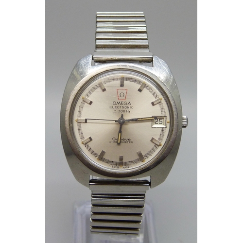 7296 - An Omega Electronic F300Hz stainless steel bracelet watch, ref. 198.030, 37mm