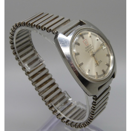 7296 - An Omega Electronic F300Hz stainless steel bracelet watch, ref. 198.030, 37mm