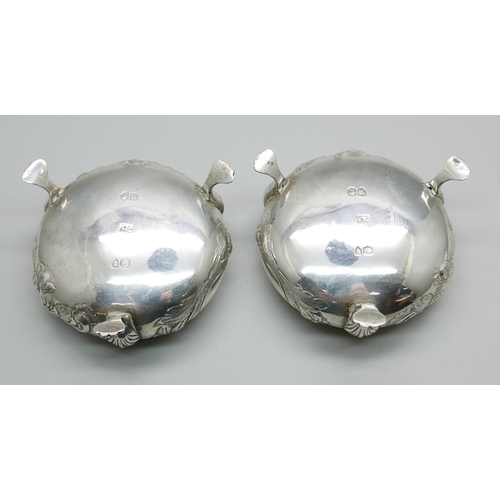 7332 - A pair of Victorian silver salts, gilt interior, London 1887, 123g