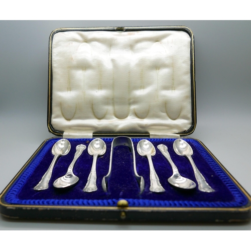 7349 - A cased set of silver spoons and sugar bows, 125g