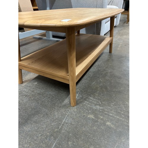 3206 - An oak coffee table