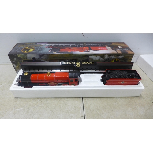 5123 - A highly detailed collectors Harry Potter Hogwarts Express die-cast model train and base - in box