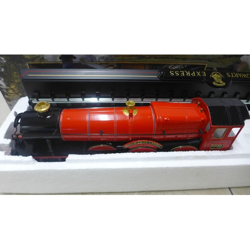 5123 - A highly detailed collectors Harry Potter Hogwarts Express die-cast model train and base - in box