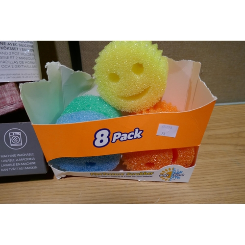 6059 - Scrub Daddy Scrubbers and Kitchen Aid mitts (340-28,43) *This lot is subject to Vat