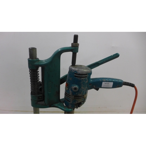 5010 - A Black and Decker drill press fitted with a Black and Decker D720, 240V drill