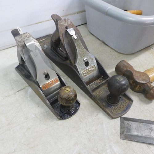 5011 - A quantity of woodworking tools including a Record No. 05½ and Stanley No.4 wood planes, rasp files ... 