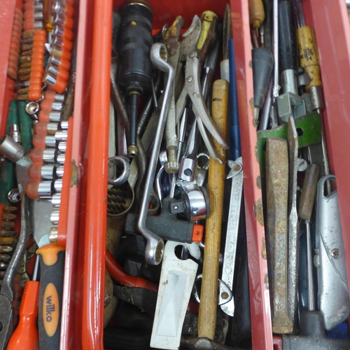 5012 - A red metal cantilever toolbox of assorted hand tools including spanners, screwdrivers, allen keys, ... 