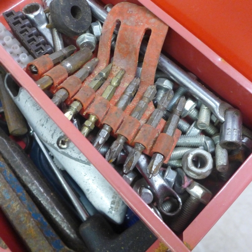 5012 - A red metal cantilever toolbox of assorted hand tools including spanners, screwdrivers, allen keys, ... 