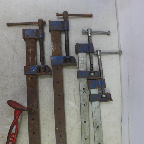 5021 - 2 pairs of sash clamps including a Record No.133 and Draper 4 foot clamp, a Stanley No.5 wood plane ... 