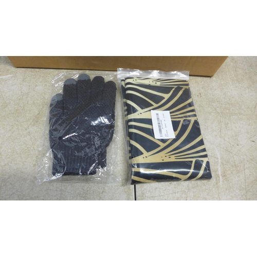 5046 - Eleven cushion covers and approx. 15 pairs of gloves