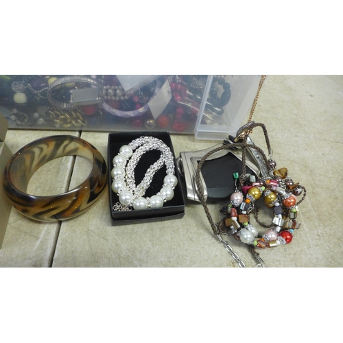 5055 - A box of assorted costume jewellery and wristwatches