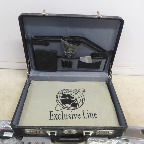 5075 - An Exclusive Line 23 piece knife set in a lockable case