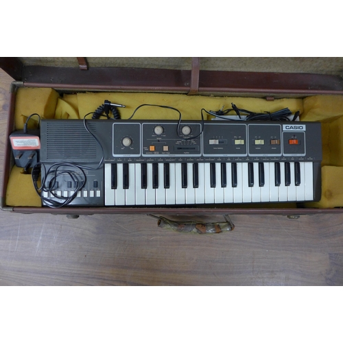 5079 - A Casio Casiotone MT-41 electric keyboard in vintage leather case