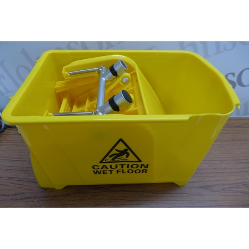 5154 - Four unused hard hats and a boxed Pegasus cleaning mop bucket with cosmetic damage