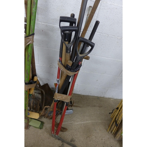 5163 - Two bundles of garden tools including brushes, lawn edging, shears, forks, hoes, dust pans, spades, ... 