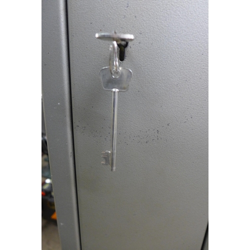 5172 - A Brattonsound Engineering gun safe with both keys