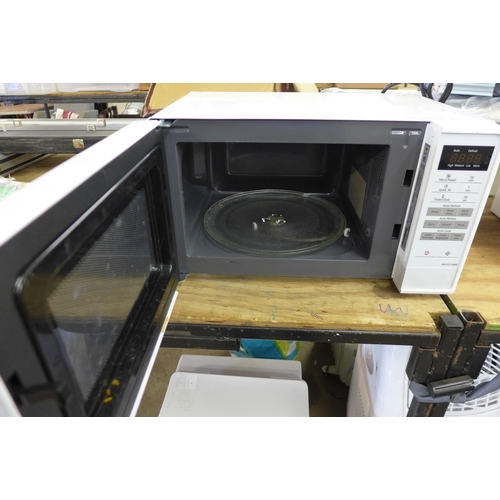 5202 - A Panasonic NN-E27JWM 800w microwave oven