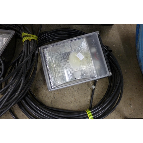 5217 - 4 flood lights fitted with long lengths of heavy duty cable