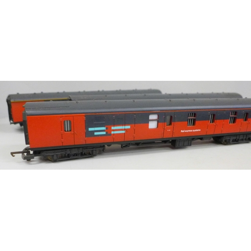 2027 - A Lima 'Responsive' Class 47/7 OO gauge locomotive and four coaches