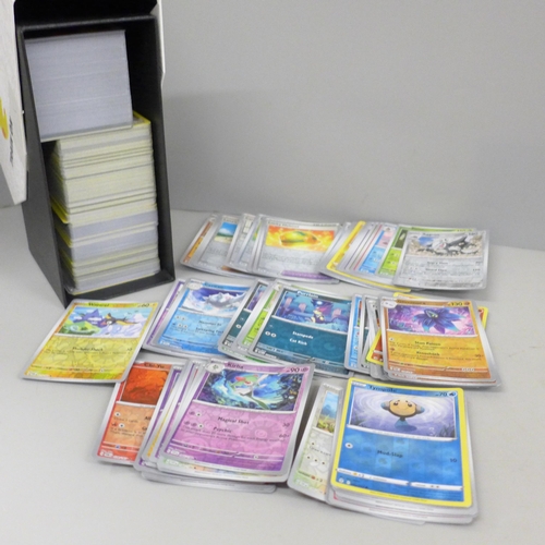 2037 - More than 600 Pokémon cards with more than 70 holographic