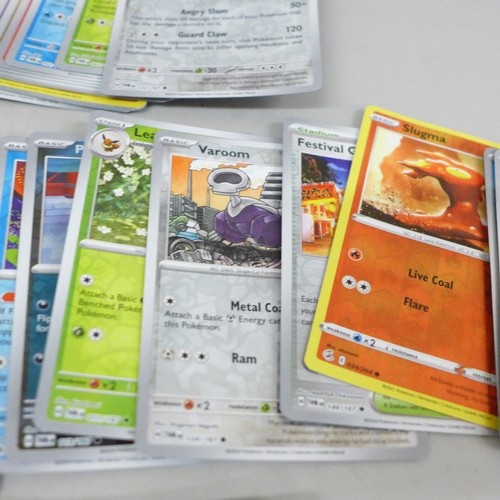 2037 - More than 600 Pokémon cards with more than 70 holographic