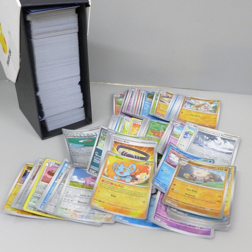 2043 - More than 600 Pokémon cards with more than 70 holographic